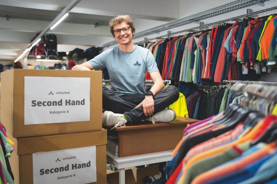 Second hand sports wear cheap